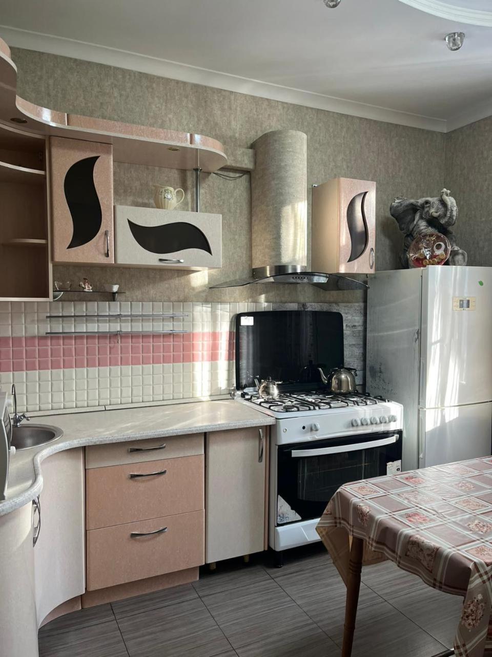 Apartments On Mustafa Ozturk Almaty Quarto foto